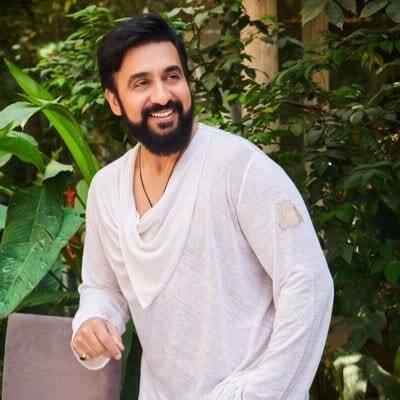 When we hear the story of a successful businessman, then in our mind, big offices, luxury vehicles and crores of deals are emerged. But many times the start of these stories is very simple, so simple that no one should believe. One such name is of Raj Kundra, who made the first major earning of life by selling Pashmina shawl bought from Nepal.
