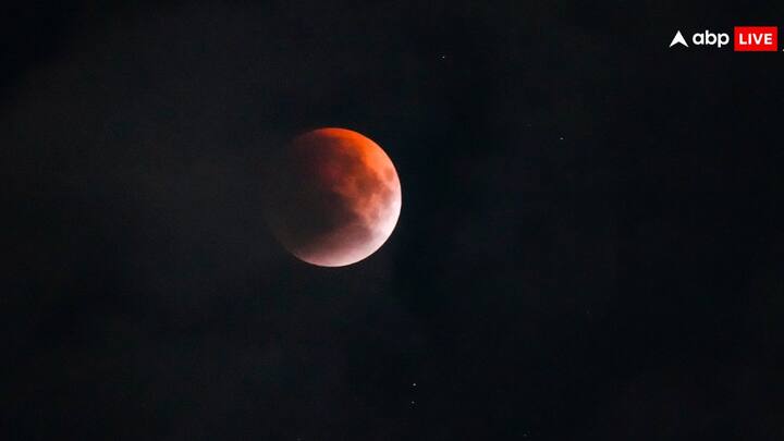 साल 2025 का अंतिम चंद्र ग्रहण रविवार (7 सितंबर) रात देशभर में देखा गया. करीब तीन घंटे तीस मिनट तक पृथ्वी की छाया चंद्रमा पर पड़ती रही, जिसके कारण चांद लालिमा लिए हुए नजर आया.