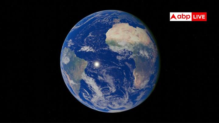 Earth Vibration: धरती हर 26 सेकंड में कांपने की तरह तरंग छोड़ती है, जिसे वैज्ञानिक अब तक पूरी तरह समझ नहीं पाए हैं. यह घटना पृथ्वी के भीतर छिपे रहस्यों को उजागर करने की कोशिश हो सकती है.
