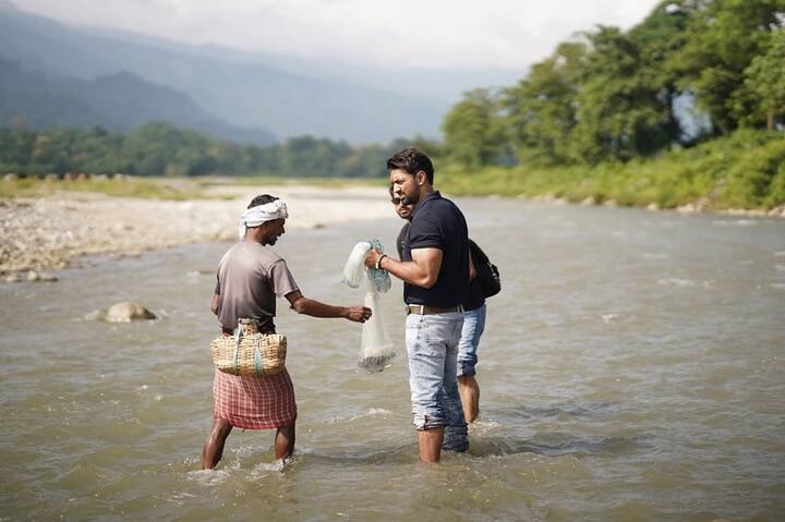 দেব জানাচ্ছেন, সিনেমা কেবলমাত্র নায়ক, নায়িকা আর পরিচালকদের মিলেই হয় না। একটি ছবি তৈরির পিছনে থাকে বহু মানুষের শ্রম। কেবলমাত্র আর্ট ডিরেক্টর বা পোশাকশিল্পীরাই নন, তাঁদের প্রত্যেকের এক একটা টিম থাকে। কিন্তু সেই টিমের নাম জানেন না অনেকেই। দেব জানাচ্ছেন, 'রঘু ডাকাত'-এর শ্যুটিং করার সময় একবার প্রবল প্রাকৃতিক দুর্যোগের সম্মুখীন হয় গোটা টিম। গোটা সেট ভেঙে পড়ে। কিন্তু সমস্ত টেকনিশিয়ানরা পরিশ্রম করে সেটটাকে আবার আগের মতো করেই তৈরি করে ফেলেন। দেবের মতে, এইরকম টিম না থাকলে, একটা সিনেমা সুন্দরভাবে তৈরি হওয়া সম্ভব হত না।