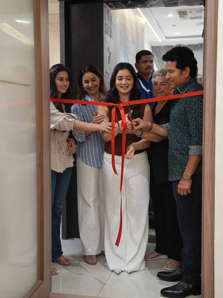 सचिन तेंदुलकर की बेटी सारा तेंदुलकर की पिलेट्स एकेडमी की ओपनिंग पर भी सानिया चंडोक नजर आई और सारा के साथ रिबन कट करके उद्घाटन भी किया.