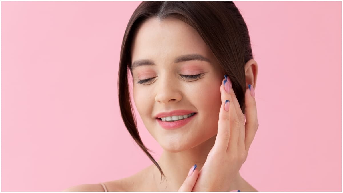 Glow Skin Secrets : మెరిసే చర్మం కోసం స్కిన్ కేర్ నిపుణులు ఇస్తోన్న టిప్స్ ఇవే.. డల్​నెస్ పోగొట్టుకోవడానికి ఇవి బెస్ట్