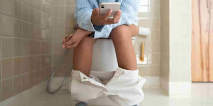 Mobile Using in Toilet: కుర్చీలో ఎక్కువసేపు కూర్చోవడం వల్ల పైల్స్ వచ్చే ప్రమాదం పెరగకపోయినా, టాయిలెట్ సీటుపై కూర్చోవడం మాత్రం ప్రమాదకరంగా పరిగణిస్తారు. వాస్తవానికి, టాయిలెట్ సీటుపై కూర్చోవడం వల్ల పెల్విక్ ఫ్లోర్ మీద ఒత్తిడి పెరుగుతుంది. పాయువు చుట్టూ ఉన్న సిరల్లో రక్తం పేరుకుపోవడం ప్రారంభమవుతుంది. ఈ ఒత్తిడి పైల్స్‌కు కారణం కావచ్చు.