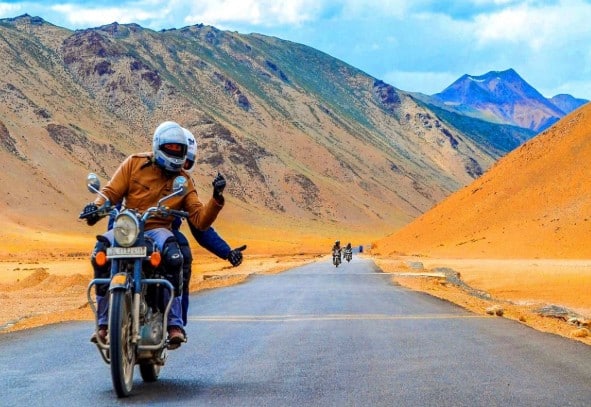 लद्दाख: सितंबर का महीना लद्दाख घूमने के लिए एकदम परफेक्ट है. इस दौरान बर्फ से ढकी पहाड़ियां, साफ नीला आसमान और एडवेंचर एक्टिविटीज जैसे बाइक राइड और ट्रेकिंग का मजा लिया जा सकता है.