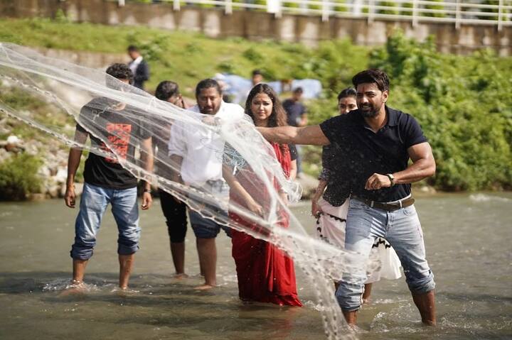 সেই কারণেই, 'ধূমকেতু'-র ট্রেলার লঞ্চের টিকিট বিক্রির যে টাকা উঠবে, সেই টাকা দেওয়া হবে টেকনিশিয়ানদের ফান্ডে। এই সিদ্ধান্ত এসভিএফ (SVF) ও দেব এন্টারটেনমেন্ট ভেঞ্চার্স (Dev Entertainment Ventures) উভয়েরই। সেই কারণেই অনুরাগীদের টিকিট কেটে ট্রেলার লঞ্চের অনুষ্ঠান দেখতে আসার অনুরোধ জানাচ্ছেন দেব। এই সমস্ত টাকাই টেকনিশিয়ানদের ফান্ডে দিয়ে দেবেন দেব ও মহেন্দ্র সোনি। এতে যদি কোনও টেকনিশিয়ানদের হঠাৎ করে কোনও বিপদ হয়, টাকার দরকার হয়, তাহলে সেই টাকা ব্যবহার করতে পারবেন টেকনিশিয়ানরা।