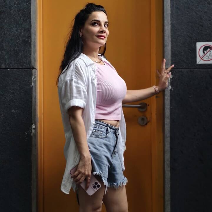 Kanika has more than 4 lakh followers on Instagram, who like her very much and is desperate to get a glimpse of her.