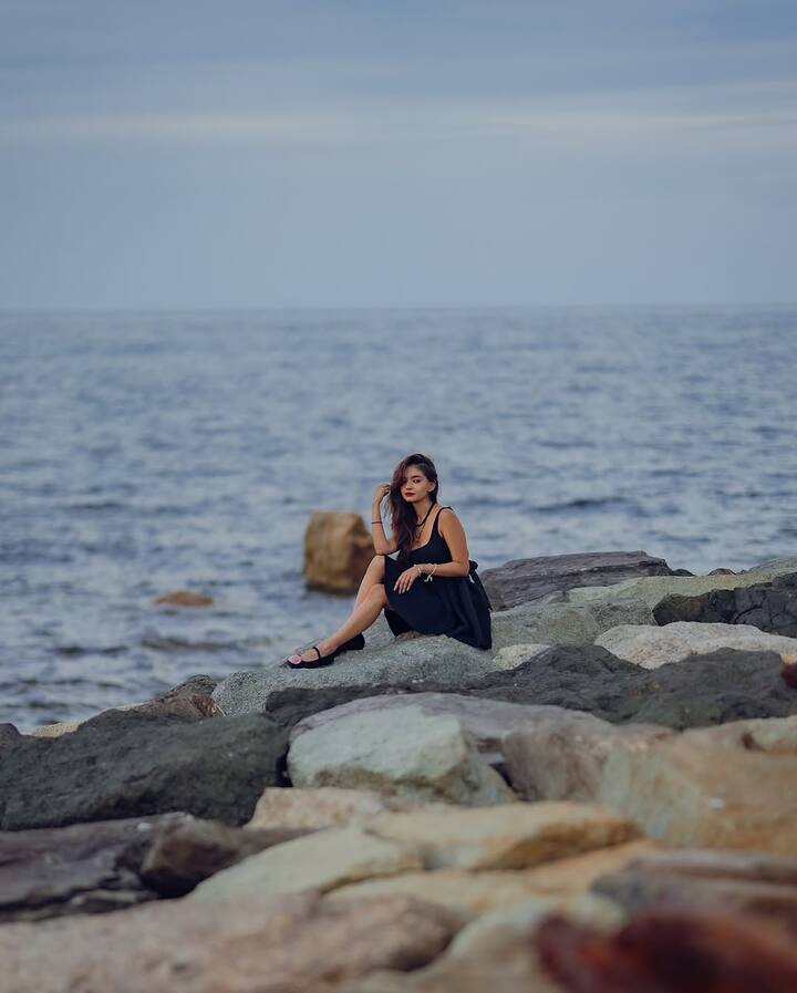 The flared hem and fitted top accentuated her curves, exuding chic and elegance.