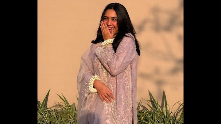 5. ⁠Dreamy Lavender Suit: Reem Shaikh redefines minimalistic festive elegance in this pastel lavender suit. The delicate embroidery on the sheer kurta paired with matching bottoms creates a soft, ethereal vibe. What makes this look even more charming is her fresh styling, loose hair, a radiant smile, and dainty gajra-adorned wrists, adding a touch of traditional grace. (Image Source: Instagram/@reem_sameer8)