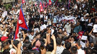 नेपाल कौन-कौन से सोशल मीडिया ऐप बैन, क्यों लगाया गया प्रतिबंध, जानिए देश में हो रहे बवाल की पूरी कहानी
