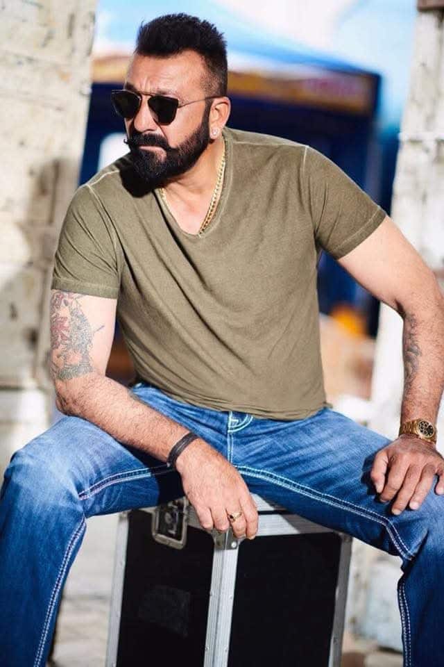 संजय दत्त का जन्म मुंबई में हुआ था और उन्होंने अपनी शुरुआती पढ़ाई हिमाचल प्रदेश के मशहूर लॉरेंस स्कूल सनावर से की थी, जो देश के टॉप स्कूलों में गिना जाता है.