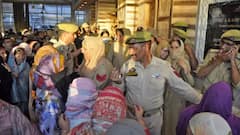 हजरतबल विवाद: 50 से ज्यादा लोग पुलिस हिरासत में, जम्मू कश्मीर में सियासी बवाल जारी