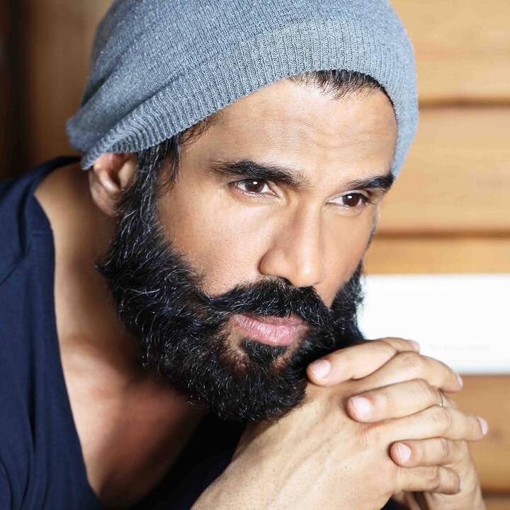 वहीं सुनील शेट्टी की पढ़ाई मुंबई से हुई, उन्होंने स्कूलिंग पूरी करने के बाद एचआर कॉलेज ऑफ कॉमर्स एंड इकोनॉमिक्स से बी.कॉम की पढ़ाई की और ग्रेजुएशन पूरा किया.