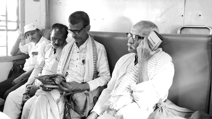 बता दें कि इस फीचर के जरिए यात्री यह पता कर सकता है कि ट्रेन के स्लीपर या एसी कोच में कितनी सीटें खाली हैं. इस जानकारी के माध्यम से आप टीटीई से संपर्क कर उनसे टिकट ले सकते हैं.