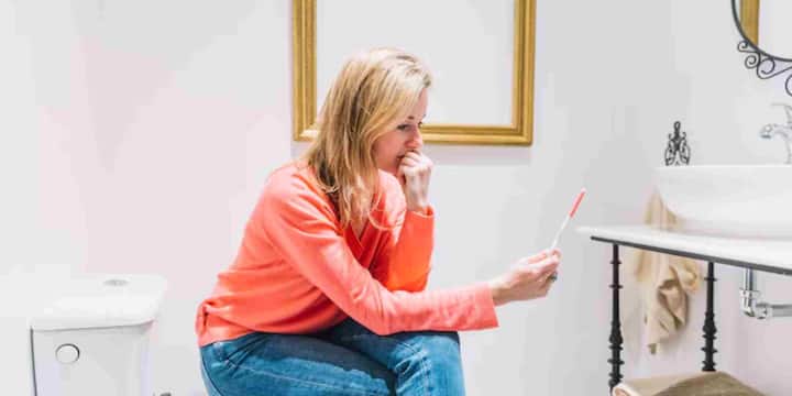 66% लोग टॉयलेट में फोन चलाते पाए गए. इनमें से 37.3% लोग 5 मिनट से ज्यादा टॉयलेट में बैठे रहते थे. जबकि बिना फोन वालों में यह आंकड़ा सिर्फ 7% था. टॉयलेट में फोन इस्तेमाल करने वालों में पाइल्स का खतरा 46% ज्यादा पाया गया. दिलचस्प बात यह रही कि इस स्टडी में जोर लगाने (straining) और पाइल्स के बीच सीधा रिश्ता नहीं पाया गया. यानी असली खतरा ज्यादा देर तक टॉयलेट में बैठना है.