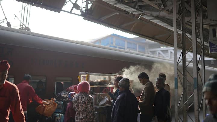 RAC टिकट का मतलब है कि आपको पूरी बर्थ नहीं मिली है, बल्कि एक सीट दो यात्रियों के बीच साझा करनी पड़ती है. ऐसे में चार्ट बनने के बाद आप अपने PNR नंबर के जरिए स्टेटस चेक कर सकते हैं. IRCTC की वेबसाइट पर ‘Check PNR Status’ विकल्प में PNR डालकर देखें.