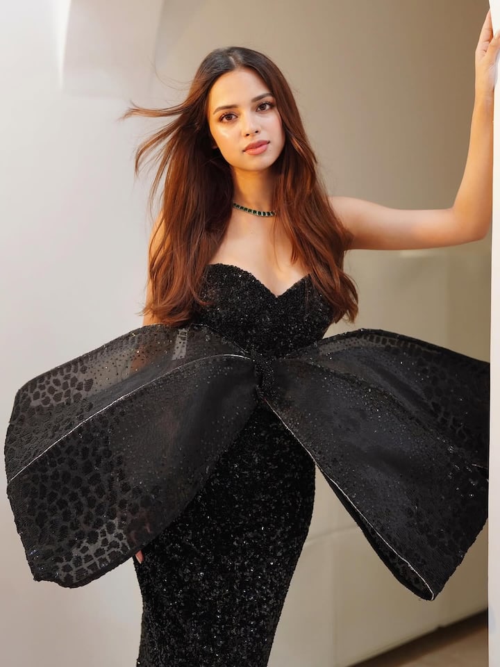 Whether it is an Indian outfit or a Western dress, Nitanshi wreaks havoc in every look. Fans are crazy about his simplicity and confidence, which makes him different.