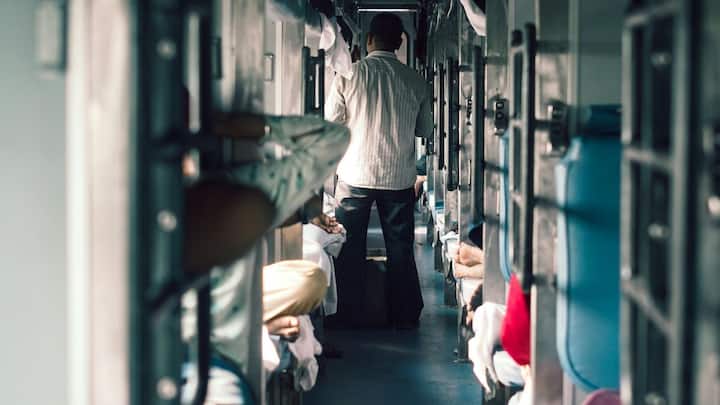 अगर आपका टिकट RAC से कन्फर्म हो गया है, तो टीटीई आपको नई बर्थ की जानकारी देगा. अगर टिकट अब भी RAC है, तो टीटीई उपलब्धता के आधार पर आपको पूरी बर्थ आवंटित करने की कोशिश करेगा.