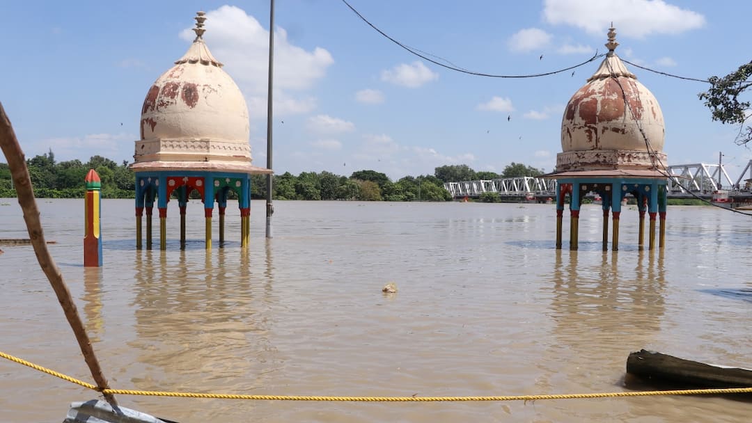 Mathura Yamuna River Flood Update Water Level Stable Since last 10 hours ब्रजवासियों के लिए आई राहत भरी खबर, मथुरा में पिछले 10 घंटे से स्थिर है यमुना का जलस्तर