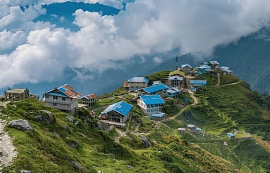सिक्किम: पूर्वोत्तर भारत का यह राज्य प्राकृतिक सुंदरता का खजाना है. सितंबर में यहां की हरी-भरी घाटियां, झरने और बौद्ध मठ देखने लायक होते हैं. यहां की शांति और ताजगी मन को भा जाती है.