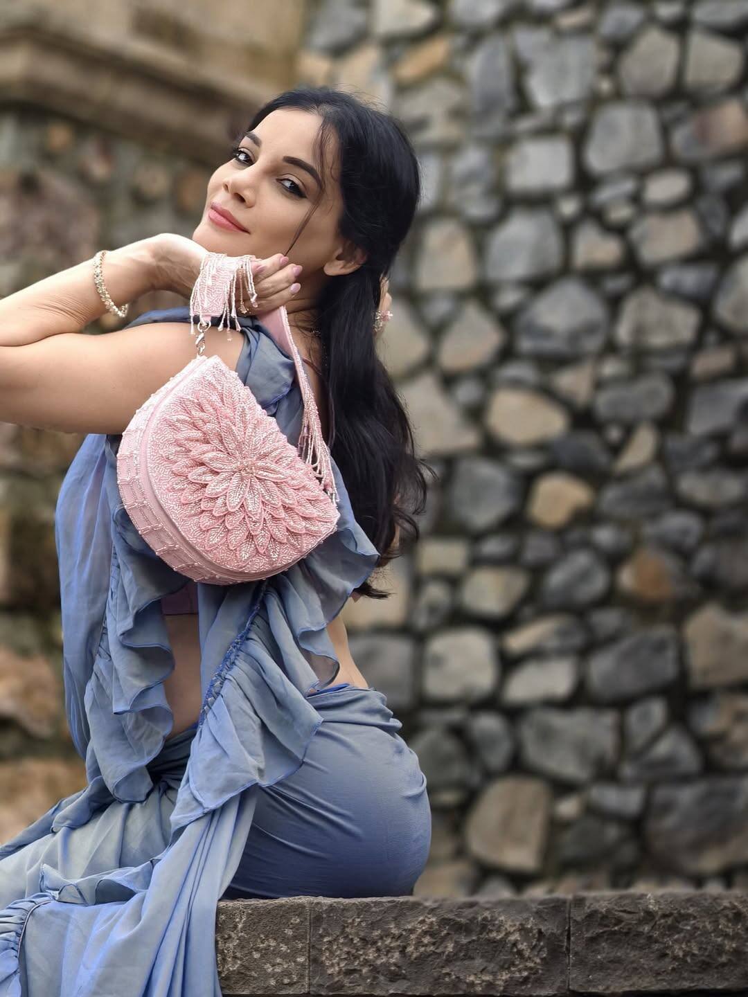 Kanika is in discussion these days about her transformation. According to reports, the actress has lost 17 kg in the past.