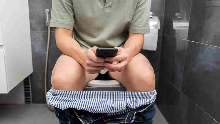 Mobile Using in Toilet: టాయిలెట్లో ఫోన్ వాడటం ఆరోగ్యానికి మంచిది కాదు. ఇలా చేస్తే ప్రాణాంతకమైన వ్యాధుల బారిన పడతారని పరిశోధనలు చెబుతున్నాయి.