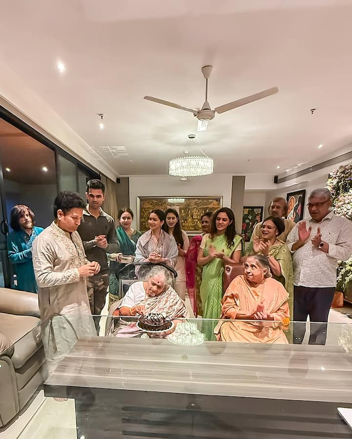 सचिन तेंदुलकर की मां रजनी तेंदुलकर के जन्मदिन पर सानिया चंडोक अपने ससुराल पहुंचीं. वहीं इस मौके पर सचिन का पूरा परिवार साथ नजर आया.