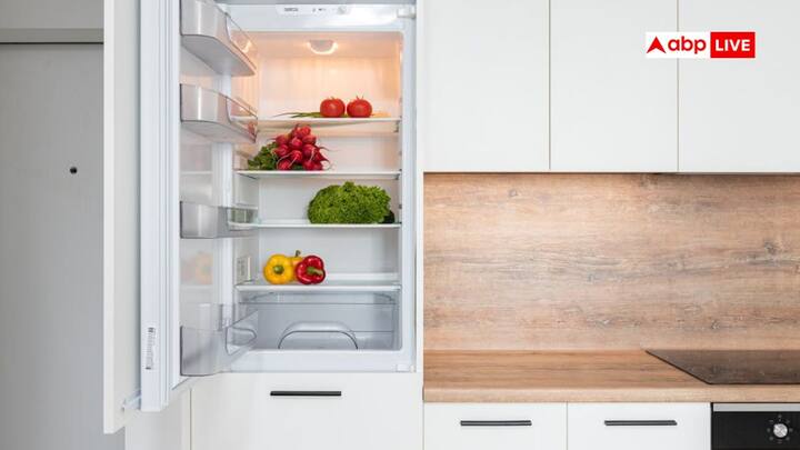 Tips To Fix Refrigerator Cooling: गर्मी में अगर आपका फ्रिज सही से ठंडा नहीं कर रहा है तो तुरंत मेकैनिक बुलाने से पहले कुछ आसान घरेलू ट्रिक्स अपनाकर उसकी कूलिंग बेहतर की जा सकती है, चलिए जानें.