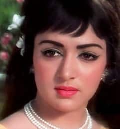 यूं हीं हेमा मालिनी को नहीं कहते बॉलीवुड की 'ड्रीम गर्ल', ये 10 तस्वीरें गवाह, 76 साल की उम्र में भी बला की हसीन हैं दिग्गज अभिनेत्री