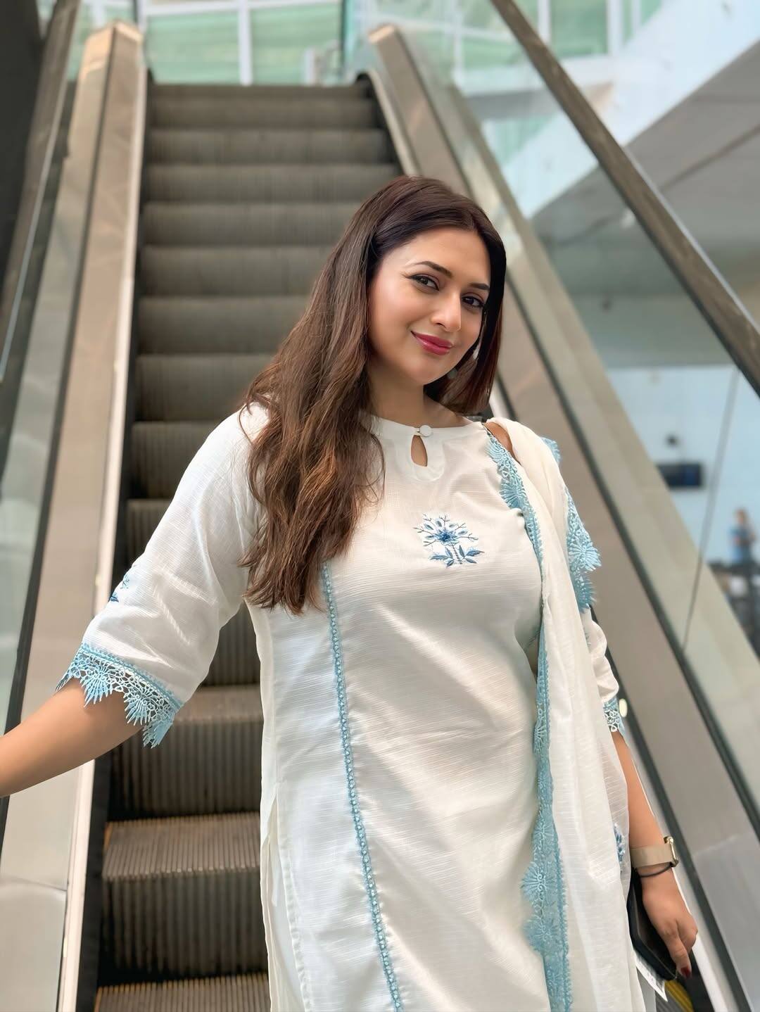 Not only this, she has also been a part of reality shows like 'Khatron Ke Khiladi' and she has also spread her acting on OTT. According to the report of Bollywood Life, now Divyanka Tripathi has lived a luxurious life with a net worth of 40 crores.