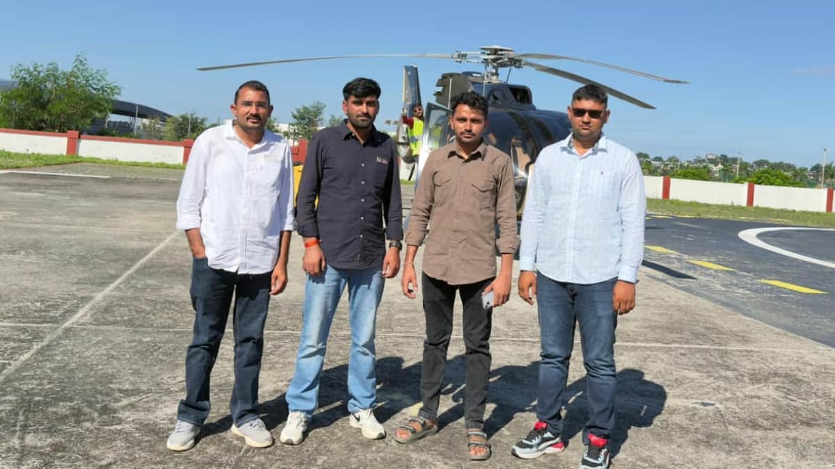 एग्जाम देने के लिए कुछ भी करेंगे! ट्रेन-कार नहीं मिली तो 5 दोस्तों ने हेलीकॉप्टर से किया 300km का सफर