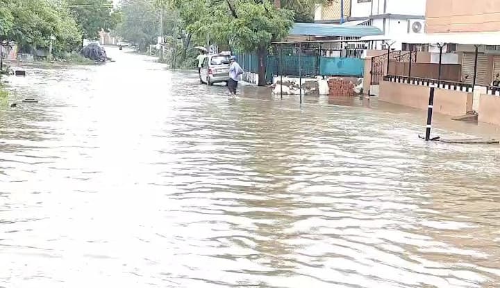 હવામાન વિભાગની આગાહી વચ્ચે રાજ્યમાં આજે બપોરે 2 વાગ્યા સુધીમાં 63 તાલુકામાં વરસાદ નોંધાયો છે. જેમાં સૌથી વધુ કચ્છ જિલ્લાના લખપતમાં 5 ઈંચ વરસાદ નોંધાયો છે.