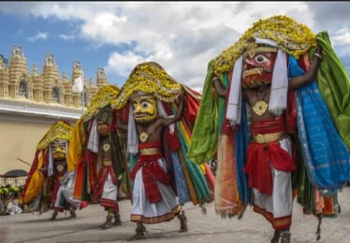 मैसूर: सितंबर में मैसूर खासतौर पर दशहरा उत्सव के कारण आकर्षण का केंद्र बन जाता है. यहां का मैसूर पैलेस, मंदिर और पारंपरिक सांस्कृतिक झलक यात्रियों को एक अलग अनुभव देते हैं.