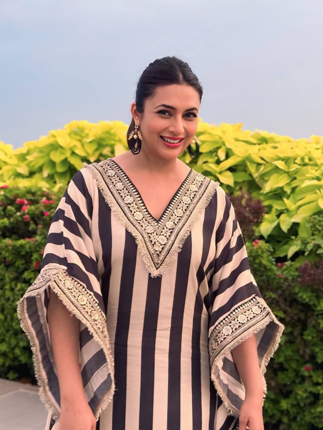 Indian or Western actress wreaks havoc in every outfit. Her style and fashion are also very much liked and hundreds of likes and comments are seen on Divyanka's pictures.