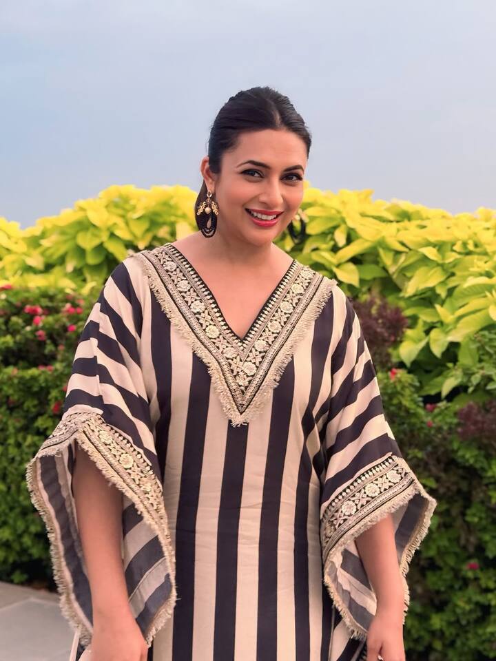 Indian or Western actress wreaks havoc in every outfit. Her style and fashion are also very much liked and hundreds of likes and comments are seen on Divyanka's pictures.