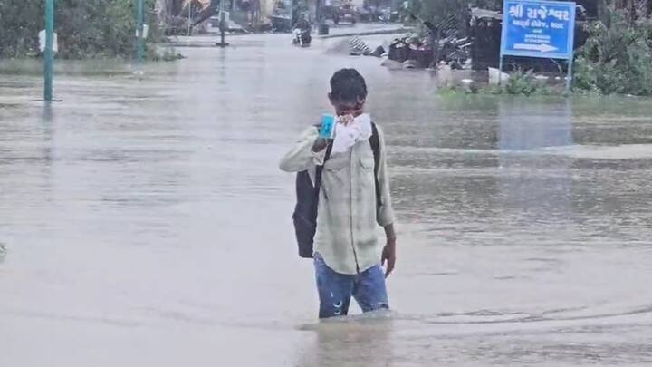બનાસકાંઠાના થરાદમાં ધોધમાર વરસાદથી જળબંબાકારની સ્થિતિ સર્જાઈ છે. ગઈકાલ સવારથી અત્યાર સુધી ખાબક્યો છે 12 ઈંચ વરસાદ વરસ્યો હતો. થરાદની ગણેશ મહાલક્ષ્મી સોસાયટીમાં કેડ સમા પાણી ભરાયા હતા. થરાદ તાલુકા પંચાયત કચેરી પાસે પણ કેડ સમા પાણી ભરાયા હતા.