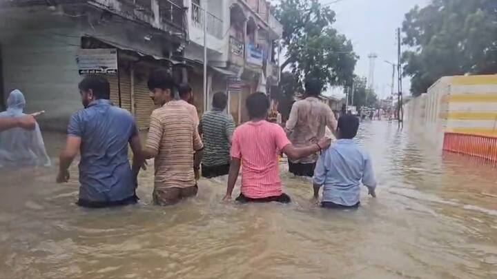ભારે વરસાદને કારણે સુઇગામ પલ્લીના ખેતરો પાણીથી ભરાઈ ગયા છે અને ઘણા ગામોના રસ્તાઓ ધોવાઈ ગયા છે. સાવચેતી રૂપે, જિલ્લા વહીવટીતંત્રે 8 સપ્ટેમ્બરના રોજ તમામ શાળાઓ, કોલેજો અને આંગણવાડી કેન્દ્રો બંધ રાખવાની સૂચના આપી છે.