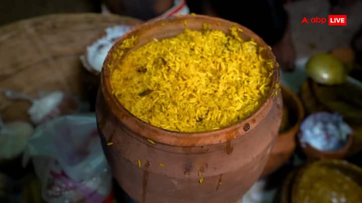 जगन्नाथ स्वामी को भोग में लगने वाला प्रसादम मंदिर का पुजारी एक के ऊपर एक रखे सात बर्तनों में पकाते हैं. आश्चर्य की बात ये है कि सबसे पहले ऊपर वाला बर्तन ही पकता है, उसके बाद क्रमबद्ध तरीके से नीचे वाला पकता है.