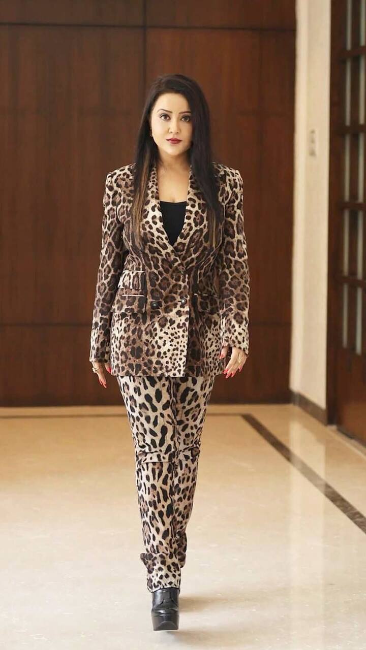 इस एनिमल प्रिंटेड ब्लेजर-सूट में अमृता फडणवीस का बॉसी लुक नजर आ रहा है. ब्लैक बूट्स उनके लुक में कॉन्फिडेंस ऐड कर रहे हैं.