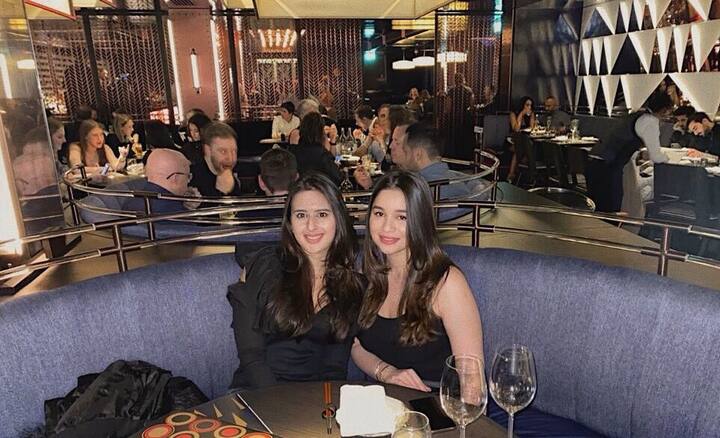 सारा और सानिया साथ में पार्टी करती भी नजर आ रही हैं. इससे ये बात पता चलती है कि सचिन तेंदुलकर की बहू और बेटी के बीच रिश्ता भी इन दोनों की तरह ही खूबसूरत है.