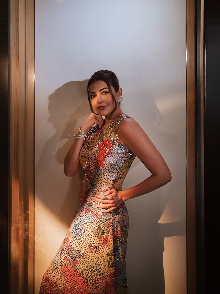 इस बॉडीकॉन ड्रेस से एक्ट्रेस बहुत गोरेर्जिस दिख रहीं हैं, उनका ये स्टाइलिश अंदाज उन्हें और भी खूबसूरत बना रहा है.