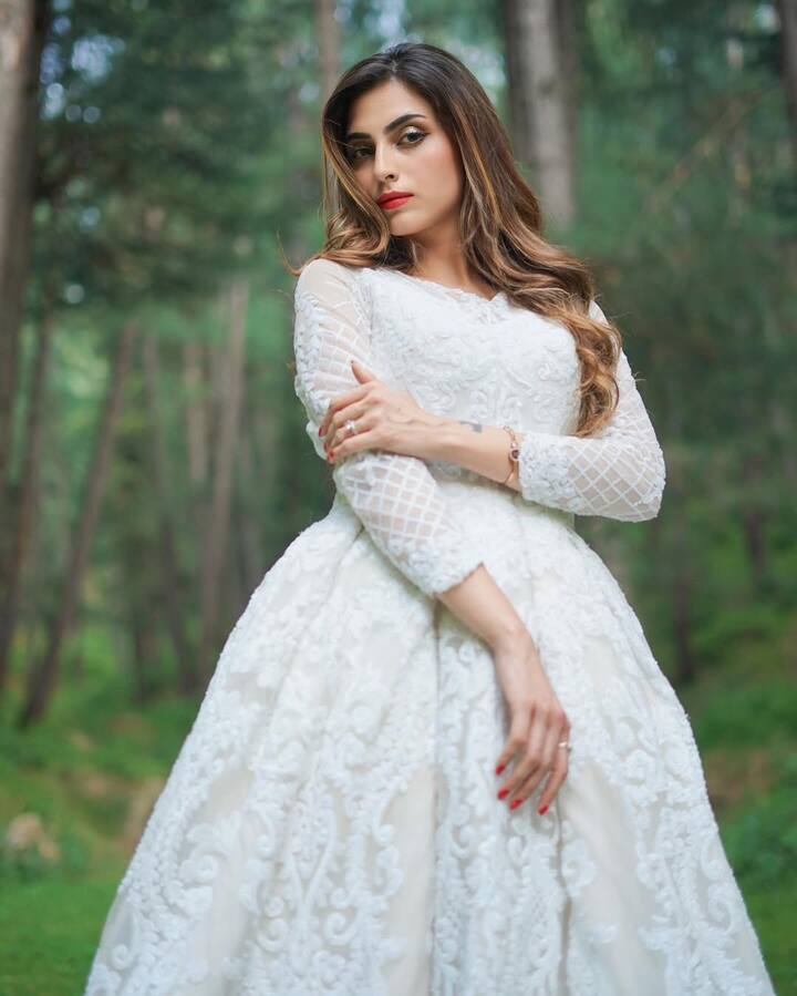 Actress and model Farhana Bhatt is also getting a lot of discussion in the show. They also look amazing in both desi and western looks.