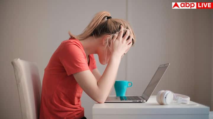 दर्द देने वाली यादों से बाहर निकलने के लिए सबसे जरूरी है कि आप उन्हें दबाने की बजाय स्वीकार करें. सच को मान लेना ही आगे बढ़ने का पहला कदम है.