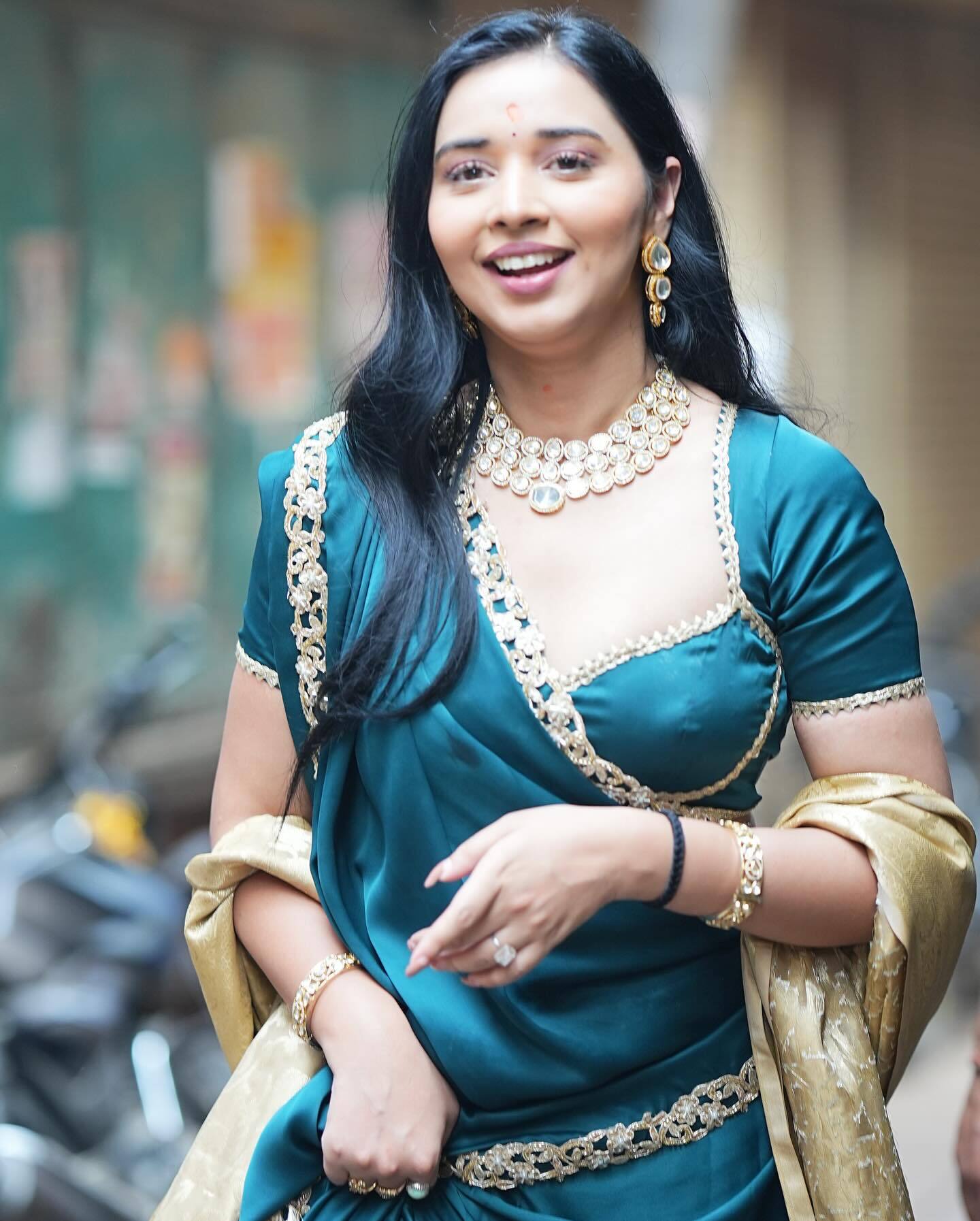 Tanya Mittal is a social media influencer and businesswoman. Who hails from MP's Gwalior. Tanya is also very beautiful to see.