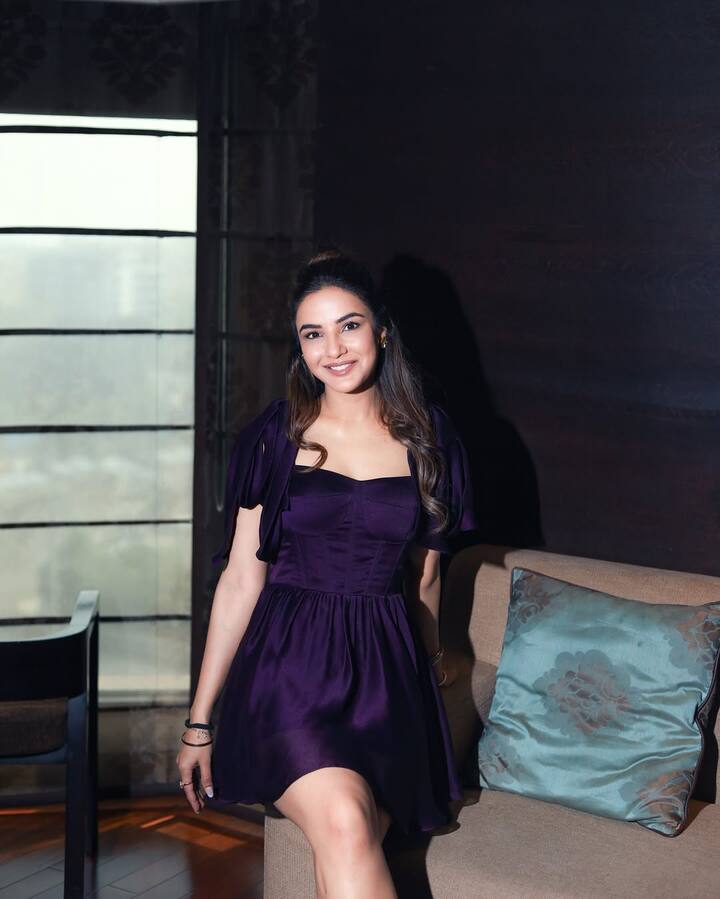 Jasmine looks very elegant in this look. She is wearing a dark purple color short dress, giving her stylish and modern vibe. Light makeup and open hair are making their look natural and fresh. This look is perfect for party or dinner outing.