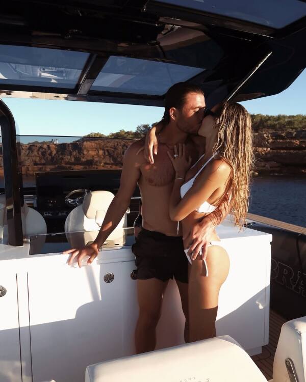 कैमरून ग्रीन, ग्लेन मैक्सवेल, आरोन फिंच, ब्रेट ली, मिचेल मार्श आदि उनके साथी खिलाड़ियों ने उन्हें जीवन की इस नई पारी के लिए बधाई दी.