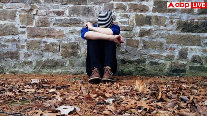 कोशिश करें कि आप ऐसे माहौल और लोगों से दूर रहें जो आपको निराश करते हों. इसके बजाय संगीत सुनें, किताबें पढ़ें या फिर कोई शौक पूरा करें. जब आप ऐसी चीजों में मन लगाएंगे जो आपको खुशी देती हैं तो धीरे-धीरे नकारात्मक विचार कमजोर पड़ने लगेंगे.