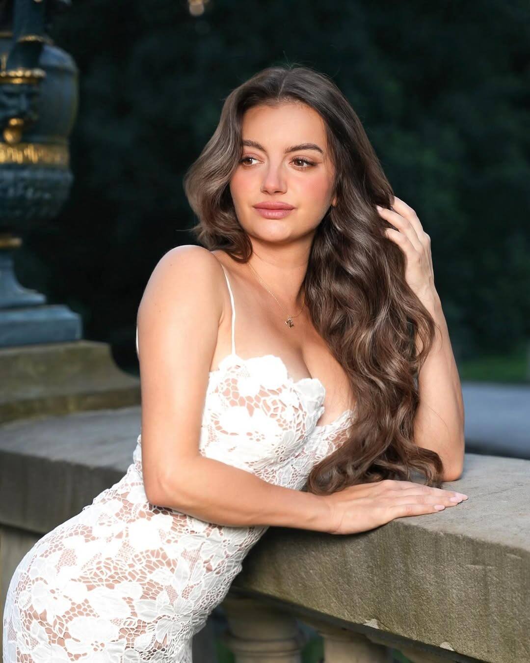 Natalia is a Polish actress, singer and model. They also beat many beauties in the gorgeous look.