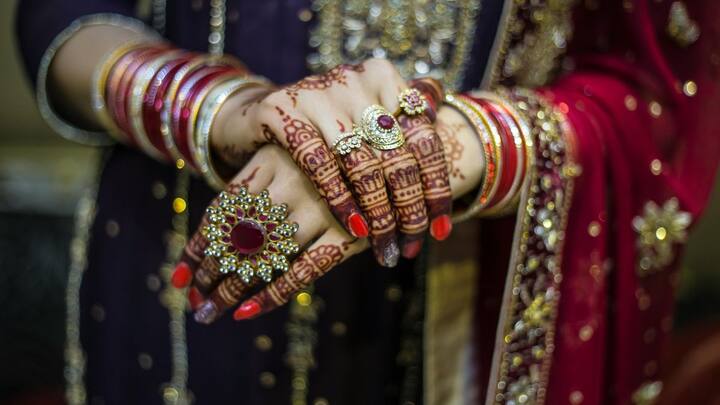 So tell that according to a report, girls of Jammu and Kashmir get the oldest age where the average age is 26.3 years. It is the lowest 21.3 years in West Bengal.