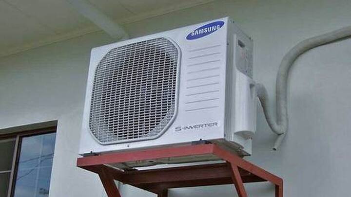 इसके अलावा एसी के इनडोर यूनिट और आउटडोर यूनिट का भी खास ख्याल रखने की जरूरत होती है. इनडोर यूनिट का फिल्टर और वेंट्स हमेशा साफ रखें. गंदगी जमा होने से हवा का बहाव रुक जाता है और मशीन ज्यादा गरम हो जाती है. यह गर्मी धीरे-धीरे अंदरूनी पार्ट्स को नुकसान पहुंचाती है.