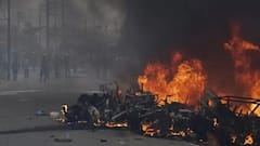 आक्रमक झालेल्या युवकांनी नेपाळची संसद पेटवली, न्यायालयातही जाळपोळ; पाहा फोटो!